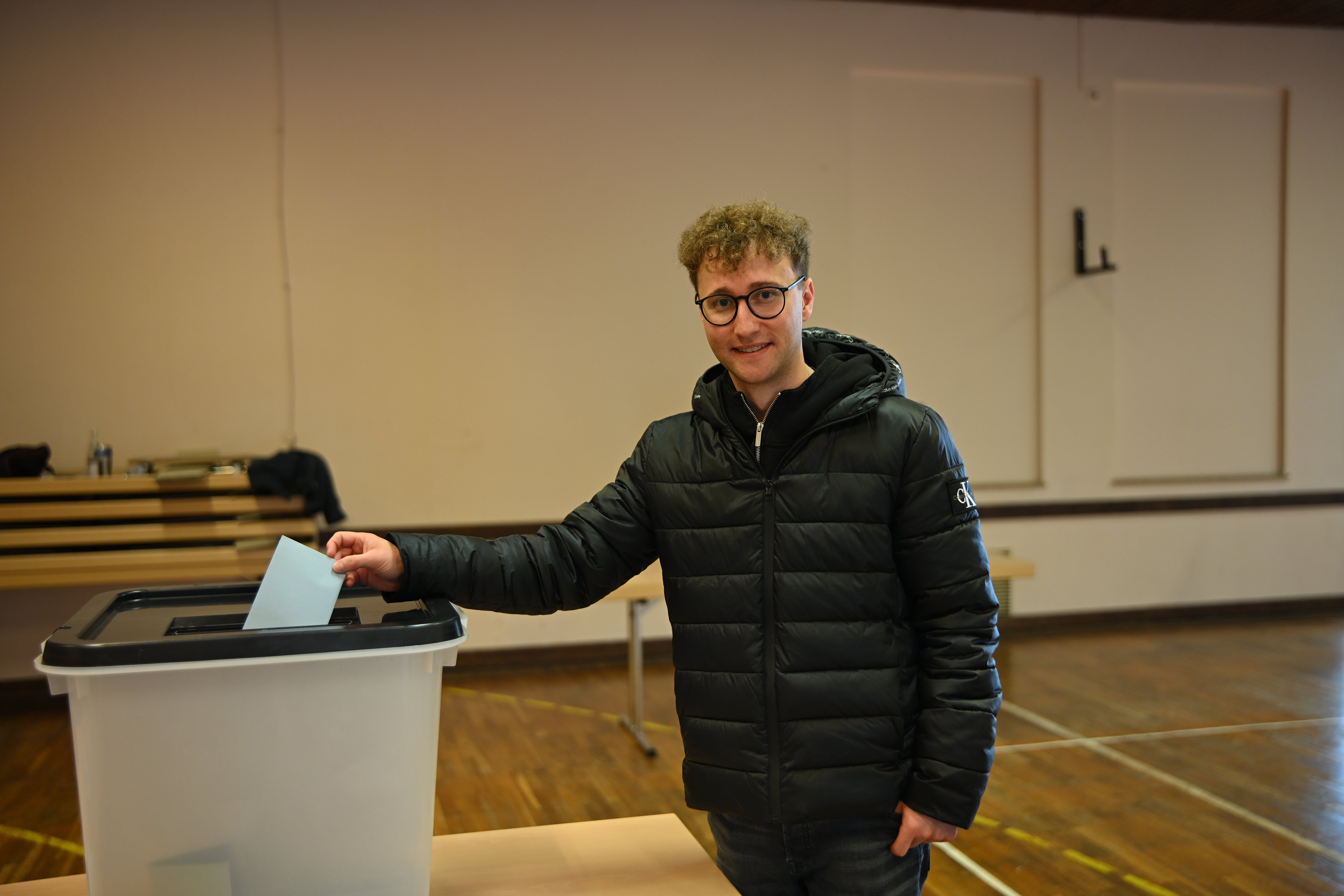 Marco Meier bei der Stimmabgabe im Wahllokal während des Wahlkampfs im Landkreis Ansbach